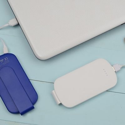 Портативное зарядное устройство Pin на 4000 mAh с большой площадью нанесения и клипом для крепления к одежде или сумке, белый
