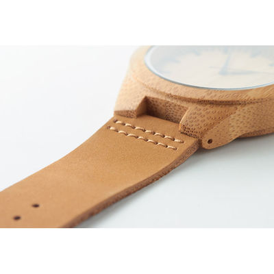 Наручные часы на кожаном ремешк