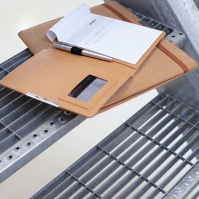 Папка для конференций из пробки примерно формата А5 с блокнотом