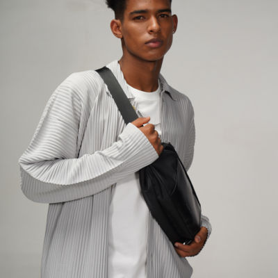 Наплечная сумка KORIN FlipSling 32х16х10 см, черная