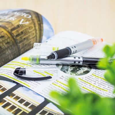 Оранжевый текстовыделитель + роллерная ручка OTTAX